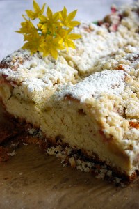 Ciasto drożdżowe z rabarbarem i kruszonką - ujęcie 2