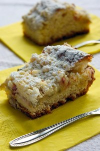 Ciasto drożdżowe z rabarbarem i kruszonką - ujęcie 4