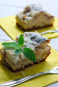 Ciasto drożdżowe z rabarbarem i kruszonką - ujęcie 5