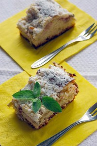 Ciasto drożdżowe z rabarbarem i kruszonką - ujęcie 7