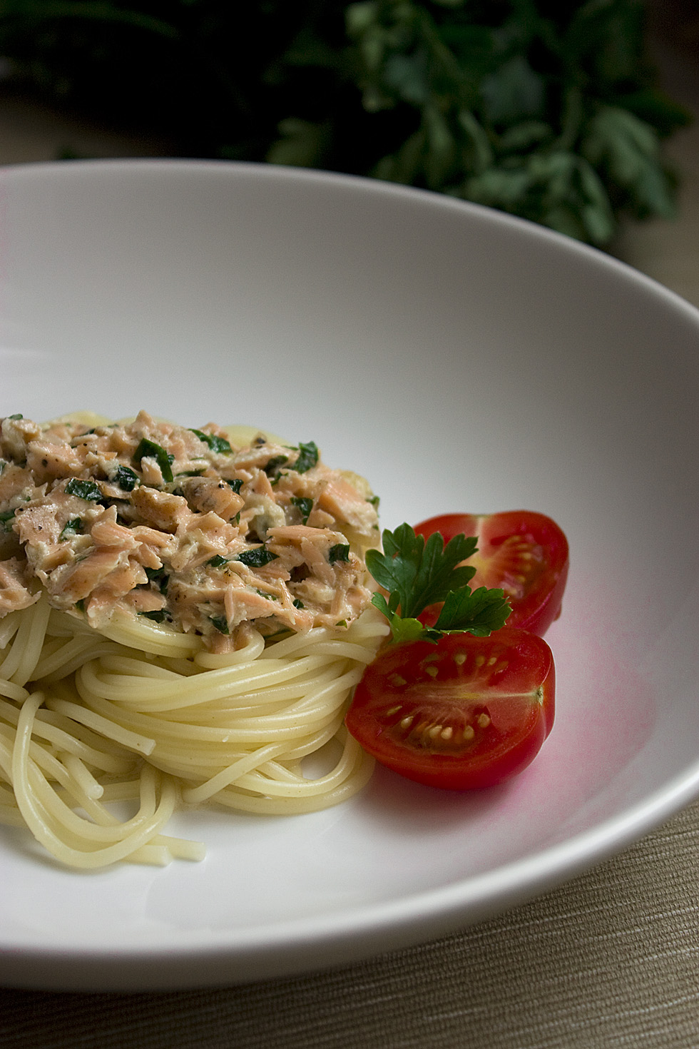 Spaghetti z łososiem i sosem śmietanowo pietruszkowym