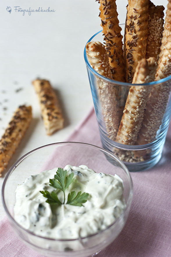 Kruche paluchy z dipem serowym Kruche paluchy z dipem serowym