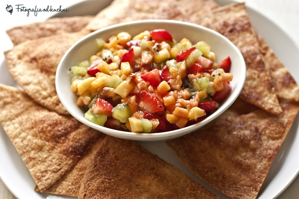 Cynamonowe nachos z owocową salsą