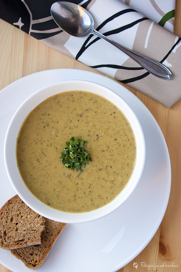 Zupa fasolowo czosnkowa