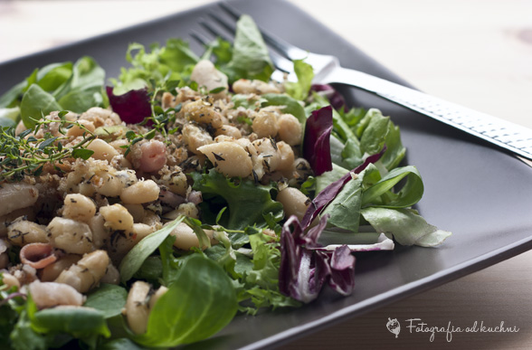 Sałatka z białą fasolką na ciepło