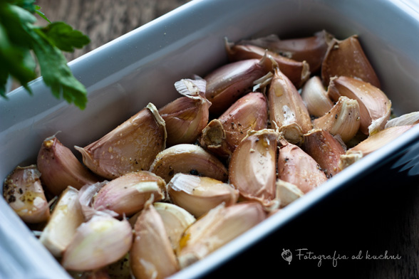 Czosnek z dodatkiem oliwy, soli i pieprzu