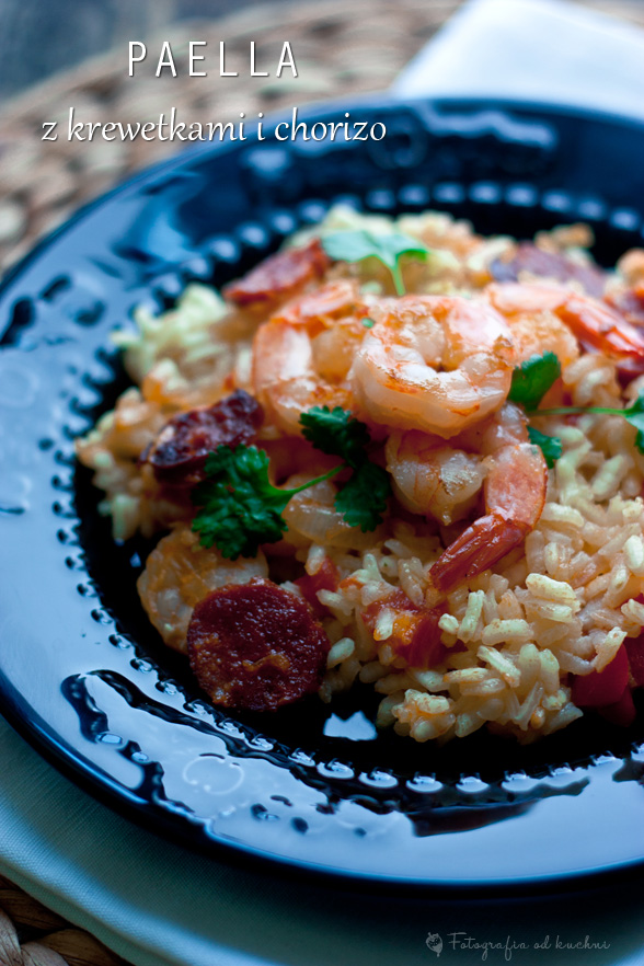 Paella z krewetkami i chorizo
