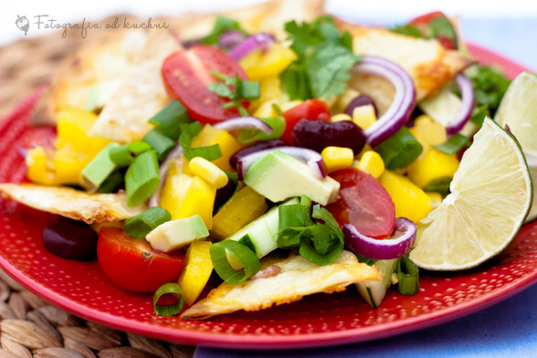 Sałatka meksykańska z grilowanymi nachos