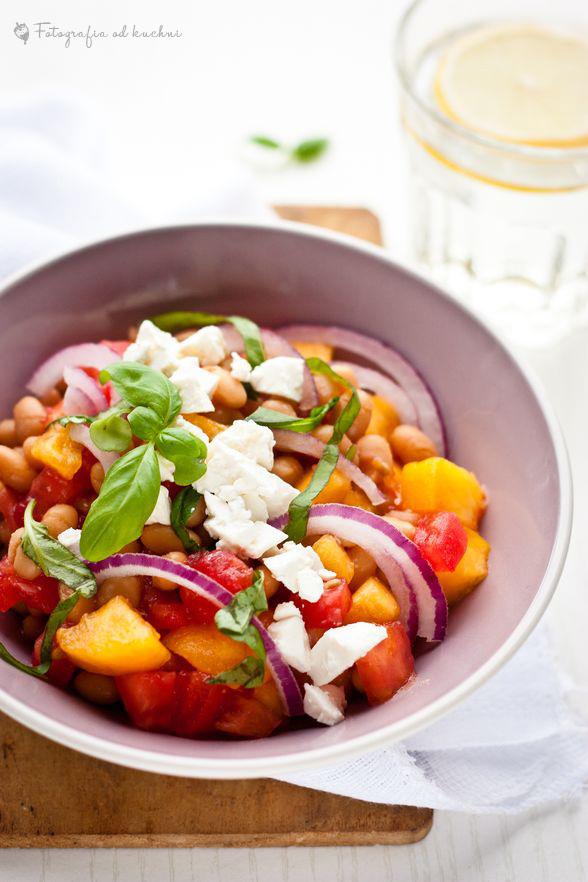 Sałatka z brzoskwiniami, serem feta i bazylią