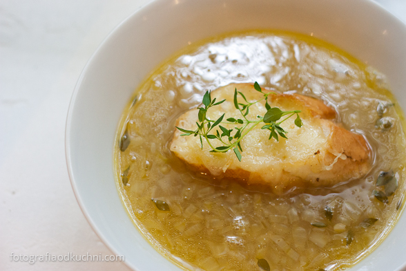 Klasyczna zupa cebulowa z serową grzanką