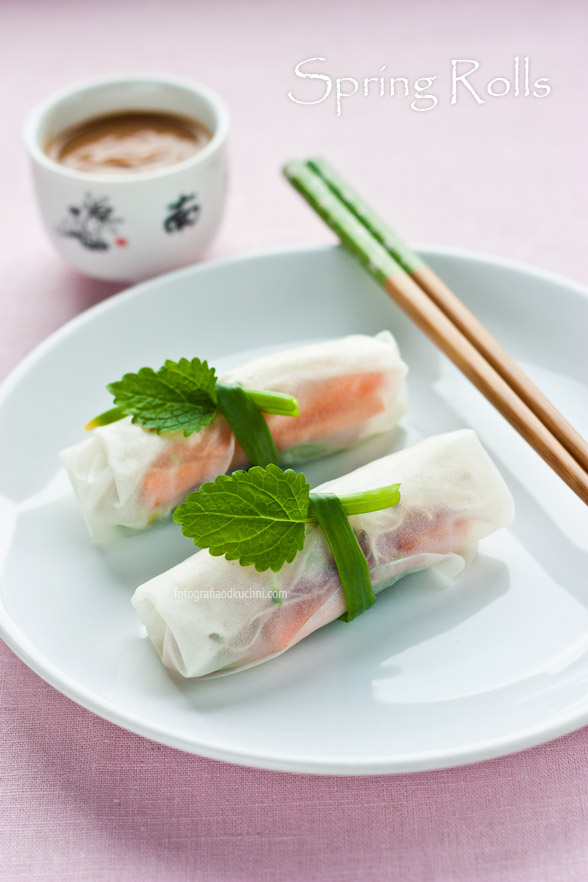 Wiosenne spring rolls z orzechowym sosem