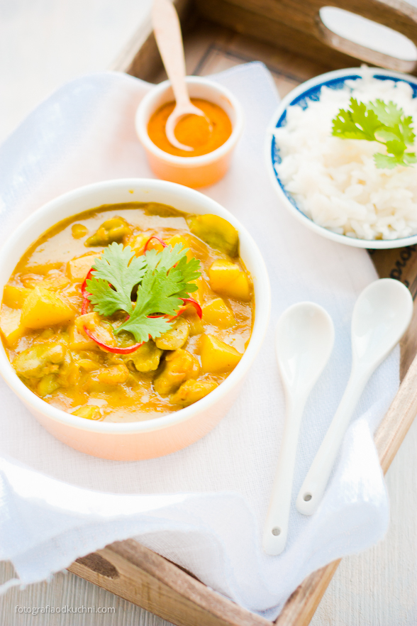 Wegetariańskie curry z ziemniakami i bobem