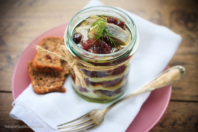 Śledzie w oleju z żurawiną